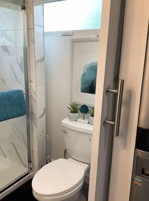 Douche, serviettes fournies, papier toilette