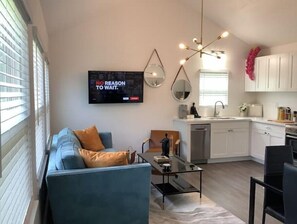 Smart TV - New 2 bedroom on huge lot, near Downtown & IAH! (Houston)