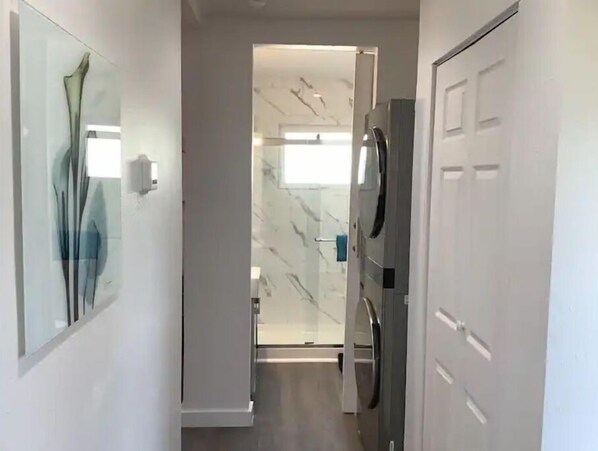 Interior - New 2 bedroom on huge lot, near Downtown & IAH! (Houston)