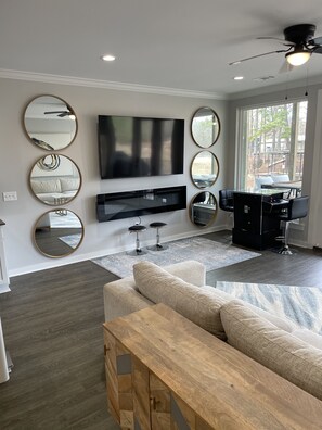 Smart TV, chimenea, videojuegos y tenis de mesa 