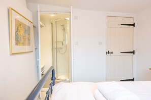 2 bedrooms, laptop workspace, iron/ironing board, bed sheets - Jenny Rose Cottage Wickham Market Air Manage (Woodbridge)