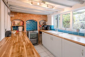 Oven, stovetop, dishwasher, cookware/dishes/utensils - Jenny Rose Cottage Wickham Market Air Manage (Woodbridge)