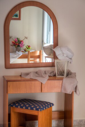 Safe på rommet, skrivebord for bærbar PC og blendingsgardiner