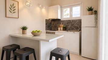 Apartamento | Cocina privada | Frigorífico, hervidor eléctrico y utensilios de cocina