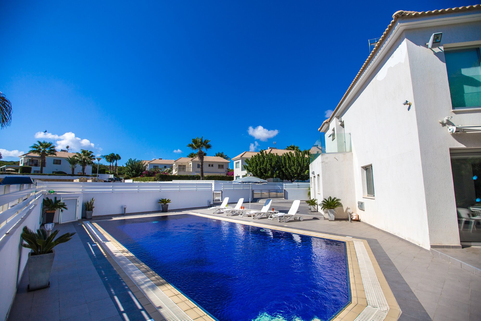 حمّام سباحة خارجي