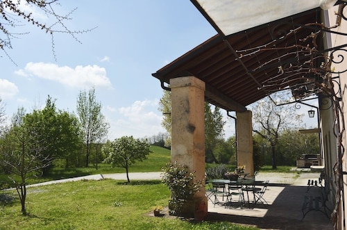 Beautiful apartment surrounded by greenery a stone's throw from the mountains