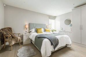 5 bedrooms, iron/ironing board, WiFi, bed sheets