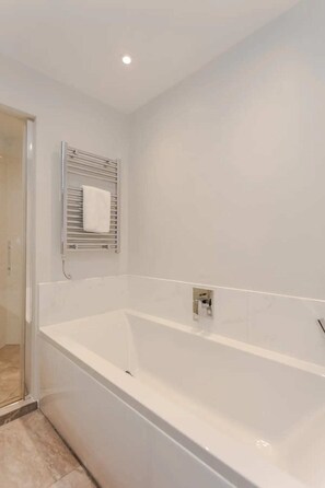 Departamento básico, varias camas | Baño | Secadora de cabello, toallas, jabón, shampoo 