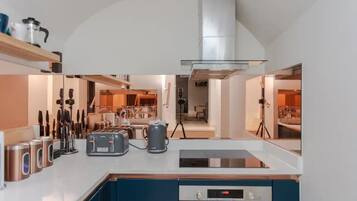 Basic Apartment, Multiple Beds | Private kitchen