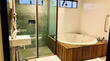 精緻雙人房 | 浴室 | 名牌盥洗用品、吹風機、毛巾、肥皂