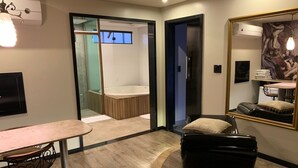 A modern bathroom with a bathtub, a mirror, and a vanity. - Motel Dallas (Cascavel)
