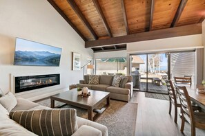 Smart TV y chimenea 