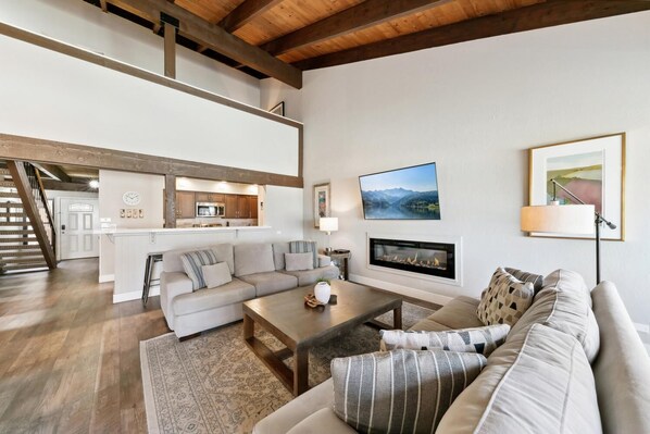 Smart TV y chimenea 