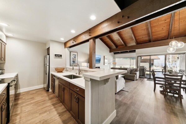 Refrigerador, microondas, horno, placa de cocina