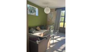 Älytelevisio, pöytätennispöytä, kirjoja