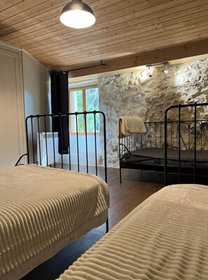3 habitaciones, tabla de planchar con plancha y cuna de viaje 