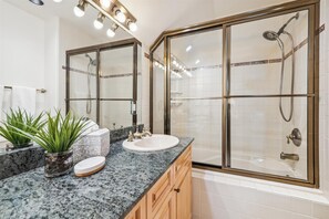Ducha y bañera combinadas, secador de pelo, toallas y jabón