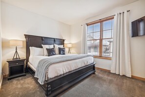 3 bedrooms, iron/ironing board, free WiFi, bed sheets - Experience Breckenridge at Corral 309W, a spacious 3-bedroom condo with stunning mountain views! (Breckenridge)