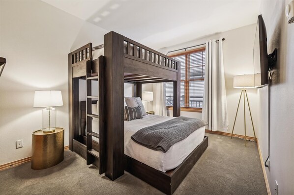 3 bedrooms, iron/ironing board, free WiFi, bed sheets - Experience Breckenridge at Corral 309W, a spacious 3 bedroom condo walking distance to town. (Breckenridge)