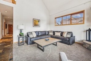 TV, fireplace - Experience Breckenridge at Corral 309W, a spacious 3-bedroom condo with stunning mountain views! (Breckenridge)