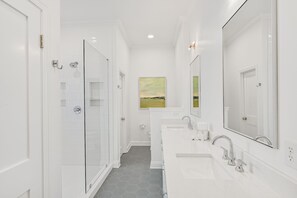 Dusche, Haartrockner, Handtücher