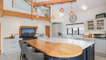 Cottage | Privékeuken | Een koelkast, een vaatwasser, een waterkoker, een broodrooster