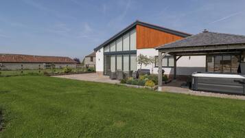 Cottage | Property grounds