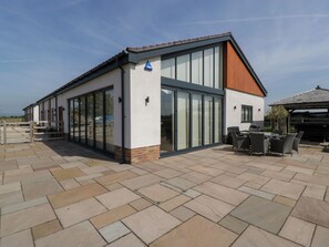 Cottage | Outdoor dining - Bilsham Meadows (Bristol)