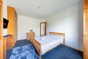 House | 5 bedrooms, free WiFi, bed sheets