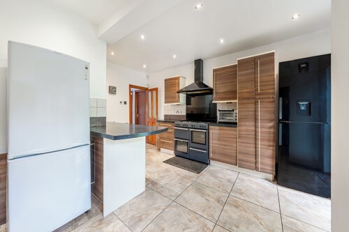 House - Sleeps 10 - Garden - Parking