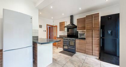House - Sleeps 10 - Garden - Parking