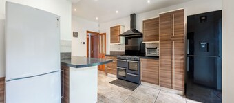 House - Sleeps 10 - Garden - Parking