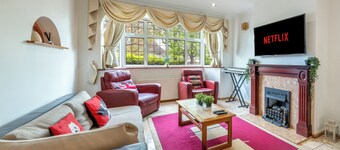 House - Sleeps 10 - Garden - Parking