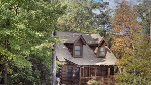 A log cabin with a porch, a chimney, and a sign that reads "Eagle's Beauty". - Er91 - Eagle's Beauty - Great Location - Close To All The Action! 2 Bedroom Cabin by RedAwning (Pigeon Forge)