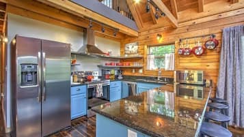Cabana, 5 quartos | Cozinha privada | Geladeira, fogão, cafeteira/chaleira, torradeira