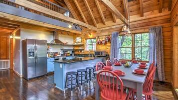 Cabin, 5 Bedrooms | Private kitchen | Fridge, oven, coffee/tea maker, toaster