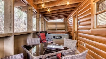 Cabaña, 2 habitaciones | Tina de hidromasaje privada