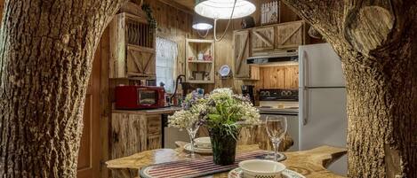 Cabin, 1 Bedroom | Dining