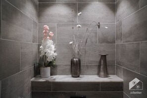 Bathtub, free toiletries, hair dryer, towels - Luxurious Apartment With Iconic Burj View (Dubai)