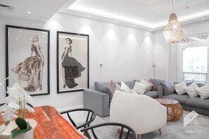 1-cm plasma TV with satellite channels, TV - Luxurious Apartment With Iconic Burj View (Dubai)