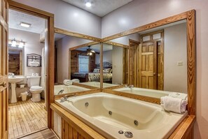 Cabin, 3 Bedrooms | Bathroom | Towels