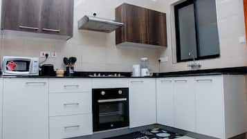 Een microgolfoven, een oven, een kookplaat