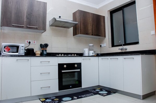 Micro-ondes, four, plaque de cuisson