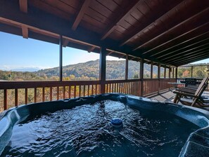 Cabin, 6 Bedrooms | Outdoor spa tub