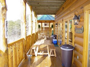 Cabane, plusieurs chambres | Balcon