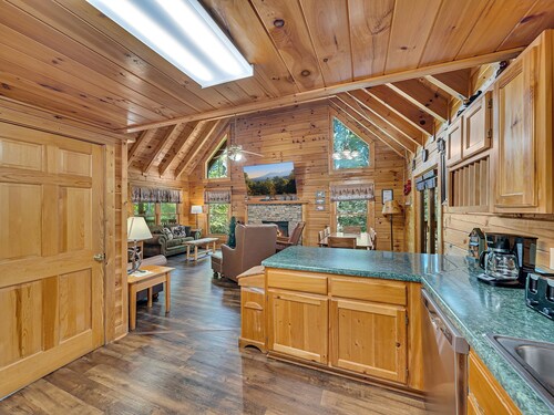 Er93 - Pirate's Cove - Great Location! Close To All The Action! 5 Bedroom Cabin by RedAwning