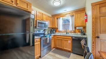 Cabin, 3 Bedrooms | Private kitchen