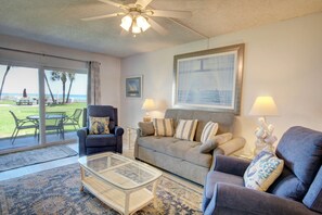 Condo, 2 Bedrooms | Living area