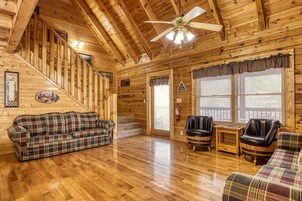 Cabin, Multiple Bedrooms | Living area