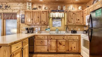 Cabana, vários quartos | Cozinha privada | Geladeira, fogão, cafeteira/chaleira, torradeira